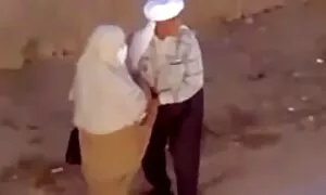 یک زن لینک تلگرامی فیلم سکسی لاغر از سوراخ توالت فرنگی خود را بیرون می زند