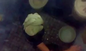 یک زن لاغر و آشکار در آشپزخانه تنبل له می داستان تلگرامی سکسی کند