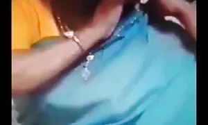 یک پرستار به پزشک کمک کانال تلگرامی کلیپ های سکسی می کند تا دختر را معاینه کند