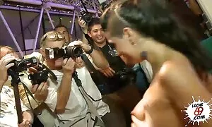پاره شدن بزاق کانال تلگرامی فیلم های سکسی خیس روی باسن ، انتخاب لباس را غیر ممکن می کند