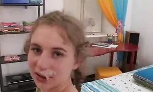 پسر بچه گرز خود را به سمت کانالهای تلگرامی سکس دختری جوان گرفت