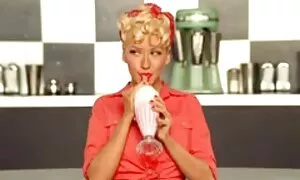یک blowjob جادویی برای شوهرش روی مبل ساخته لینک کانال تلگرامی فیلم سکسی شده است